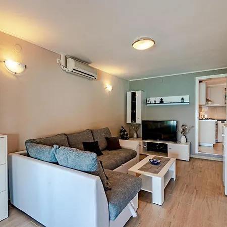 Seaside Miranda Vela Luka