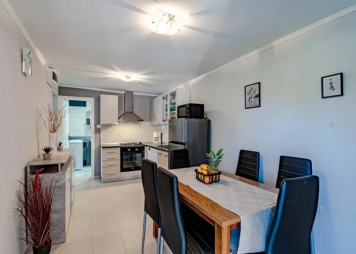 Seaside Miranda Vela Luka