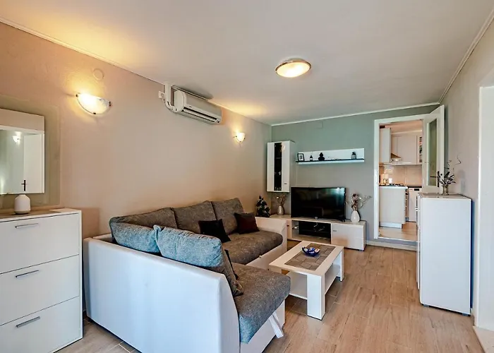 Seaside Miranda Vela Luka